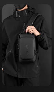 Sac bandoulière étanche noir pour homme avec verrou de sécurité et port USB sur le côté