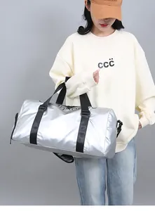 Mannequin avec grand sac de sport argenté imperméable et sangles noires sur fond gris