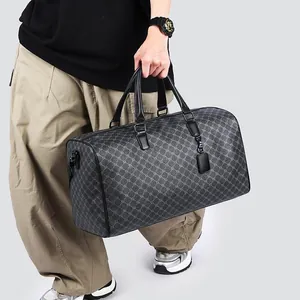 Borsa da viaggio grande nera con motivo geometrico, manici in pelle e impermeabile