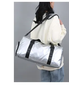 Sac de sport cylindrique argenté avec finition métallique étanche et bandoulière