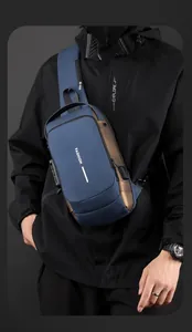 Vue détaillée du port de chargement USB sur ce sac de poitrine imperméable bleu marine