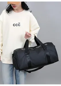 Détail du sac de fitness noir en nylon imperméable avec logo CC Home et poignées renforcées