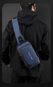 Détail du sac de poitrine imperméable bleu avec serrure antivol et bandoulière large