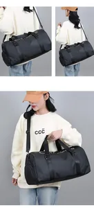 Détails du sac de sport noir en tissu imperméable avec bandoulière réglable et robuste