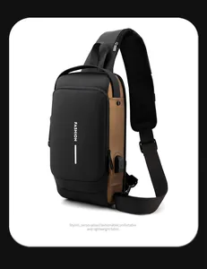 Détail du sac de poitrine étanche avec port de charge USB et poche latérale zippée pratique