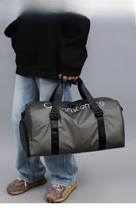Détail du sac de sport gris à grande capacité avec logo et poignées de transport