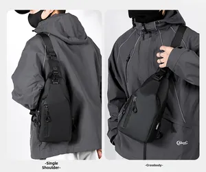 Bolso de pecho negro para hombre con puerto USB mostrado en modo hombro y cruzado