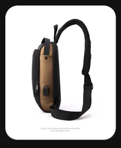 Détail du sac de poitrine imperméable avec port USB et bandoulière respirante
