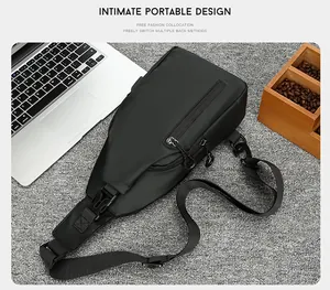 Detalle de bandolera negra mate impermeable con correa ajustable en un entorno casual
