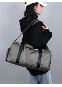 Vue détaillée du grand sac de sport avec compartiment humide porté par un modèle