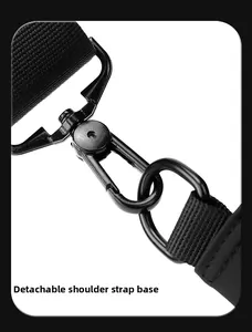 Detalle de la correa de hombro desmontable con mosquetón de metal negro y anillo en D
