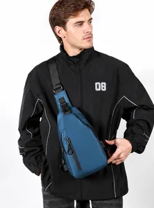 Vista frontal de modelo con bolso de pecho azul impermeable y correa ajustable de nylon