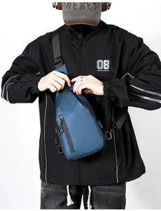 Bolso de pecho azul de nailon impermeable para hombre mostrado en un modelo de moda