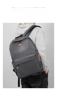 Zaino casual grigio impermeabile ad alta capacità con dettagli zip arancioni vivaci
