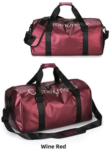 Détail du sac de sport bordeaux imperméable avec bandoulières noires et grand volume