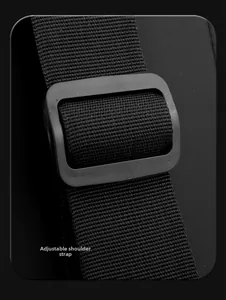Detalle de correa ajustable para el hombro con hebilla mate en bolso de pecho resistente