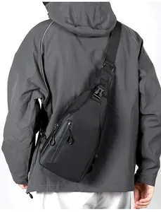 Vista trasera de modelo con bolso de pecho negro impermeable y correa ajustable