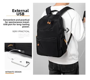 Dettaglio dello zaino nero multifunzionale con porta di ricarica USB esterna