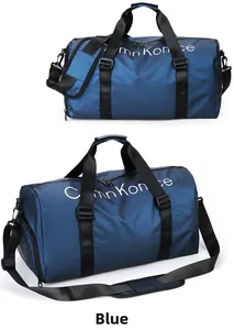 Vue détaillée du sac de sport bleu résistant à l'eau avec poignées et bandoulière