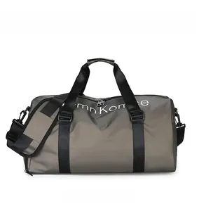Vue frontale du sac de sport gris imperméable avec bandoulière et imprimé de lettres
