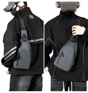 Detalle de la bolsa de pecho gris para hombre con vista lateral y puerto de carga USB