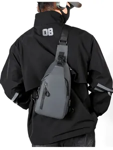 Detalle de bandolera impermeable gris para hombre con puerto de carga USB lateral integrado
