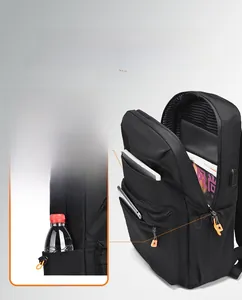 Dettaglio dello zaino porta PC impermeabile con porta di ricarica USB esterna