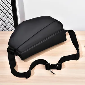 Αδιάβροχη μαύρη λειτουργική τσάντα crossbody για άνδρες σε μίνιμαλ ξύλινο φόντο γραφείου