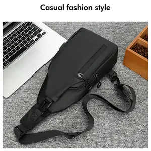 Primer plano de un bolso bandolera negro de nailon impermeable con detalles de cremallera