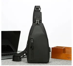Detalle de bandolera negra impermeable con cremallera vertical y puerto de carga USB