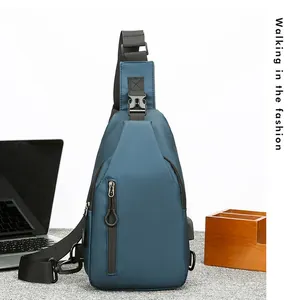 Detalle de la bandolera azul impermeable con puerto de carga USB integrado