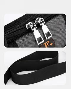 Detail der robusten Metallreißverschlüsse und des breiten Nylon-Schultergurts der Tasche