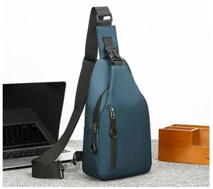 Detalle de la bolsa de pecho de nailon azul marino con tela impermeable y hebilla metálica
