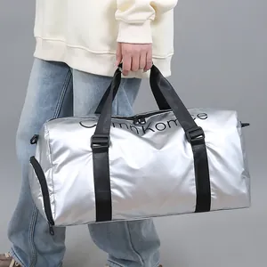 Sac de sport argenté brillant avec séparation humide-sec et compartiment à chaussures