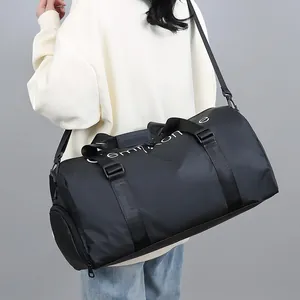 Grand sac de sport noir en tissu imperméable avec bandoulière réglable pour le voyage