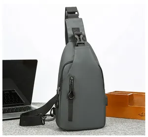 Detalle de bandolera impermeable con puerto USB y bolsillo con cremallera vertical