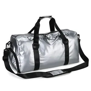 Sac de voyage argent métallisé avec poignées noires et bandoulière réglable pour sport et gym