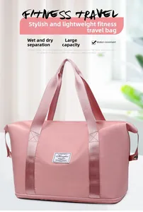 Dettaglio borsa da viaggio rosa impermeabile con scomparto umido-secco e capiente