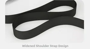 Detail eines breiten schwarzen Nylon-Schultergurts mit strapazierfähiger, gewebter Textur