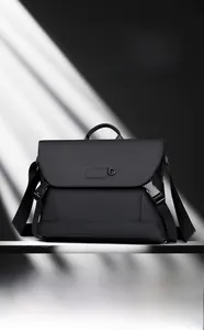 Nahaufnahme der schwarzen Kuriertasche mit Schnallenverschluss und mattem Finish
