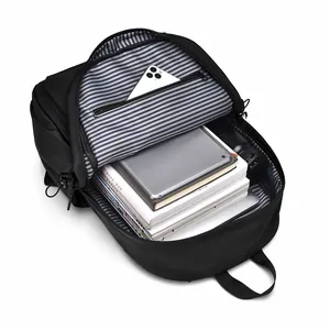Grote zwarte waterbestendige nylon rugzak met laptopvak en ruime opbergruimte