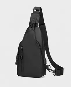 Vista lateral de bolso de pecho negro con puerto USB y tejido impermeable de alta calidad