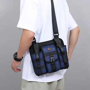 Taktische Brusttasche mit Wasserflaschenhalter, getragen von einem Model im Outdoor-Stil