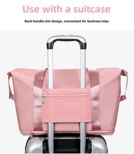 Borsa da viaggio rosa con fascia per trolley per un facile trasporto in vacanza