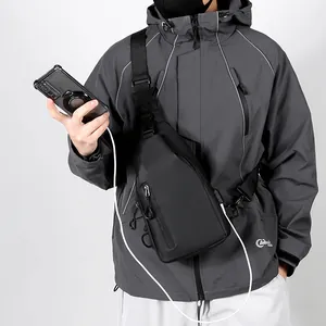 Bolso de pecho impermeable para hombre con puerto USB y varios bolsillos con cremallera