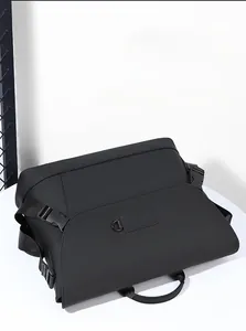 Makro-Detail der wasserdichten schwarzen Kuriertasche mit Schnallenverschluss und Mattoptik