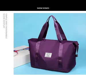Dettaglio della borsa da viaggio viola scuro con manici rinforzati e scomparto inferiore