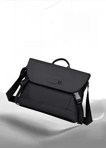 Schwarze wasserdichte Kuriertasche mit Schnallenverschluss und verstellbarem Gurt
