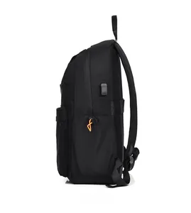 Vista laterale dello zaino nero con porta di ricarica USB esterna e tasca laterale elastica