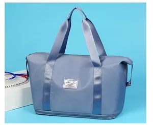Detalle de bolsa de viaje con compartimento inferior para zapatos y tela impermeable